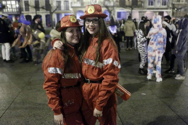 Disfraces y ambiente festivo para recibir el Año Nuevo 2020 en la Plaza del Castillo de Pamplona.