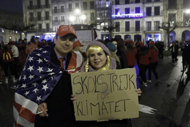 Disfraces y ambiente festivo para recibir el Año Nuevo 2020 en la Plaza del Castillo de Pamplona.
