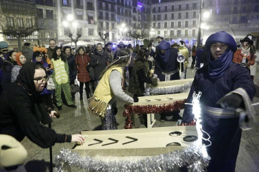 Disfraces y ambiente festivo para recibir el Año Nuevo 2020 en la Plaza del Castillo de Pamplona.