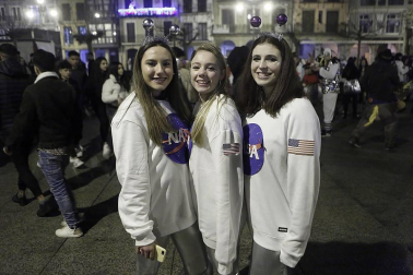 Disfraces y ambiente festivo para recibir el Año Nuevo 2020 en la Plaza del Castillo de Pamplona.