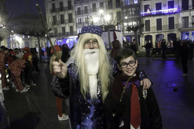 Disfraces y ambiente festivo para recibir el Año Nuevo 2020 en la Plaza del Castillo de Pamplona.