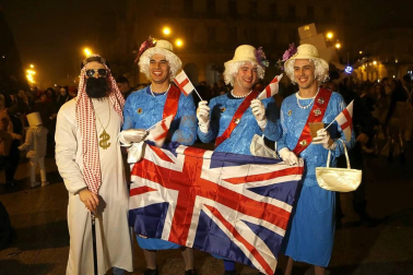 Disfraces y ambiente festivo para recibir el Año Nuevo 2020 en la Plaza del Castillo de Pamplona.