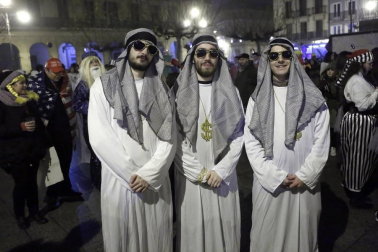 Disfraces y ambiente festivo para recibir el Año Nuevo 2020 en la Plaza del Castillo de Pamplona.