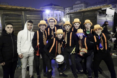 Disfraces y ambiente festivo para recibir el Año Nuevo 2020 en la Plaza del Castillo de Pamplona.