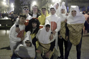 Disfraces y ambiente festivo para recibir el Año Nuevo 2020 en la Plaza del Castillo de Pamplona.