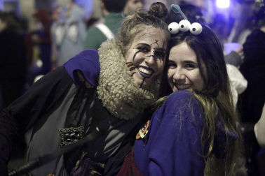 Disfraces y ambiente festivo para recibir el Año Nuevo 2020 en la Plaza del Castillo de Pamplona.