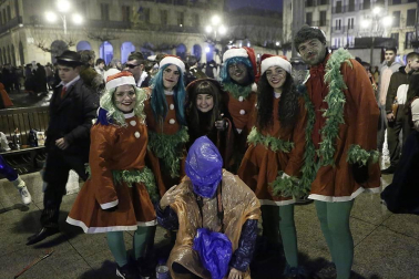 Disfraces y ambiente festivo para recibir el Año Nuevo 2020 en la Plaza del Castillo de Pamplona.