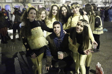Disfraces y ambiente festivo para recibir el Año Nuevo 2020 en la Plaza del Castillo de Pamplona.