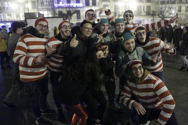 Disfraces y ambiente festivo para recibir el Año Nuevo 2020 en la Plaza del Castillo de Pamplona.