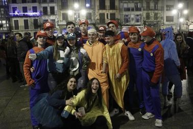 Disfraces y ambiente festivo para recibir el Año Nuevo 2020 en la Plaza del Castillo de Pamplona.