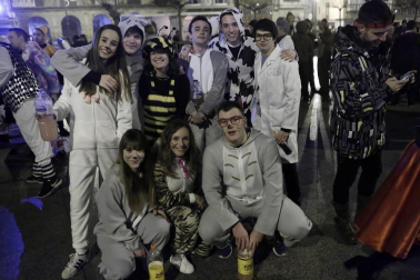 Disfraces y ambiente festivo para recibir el Año Nuevo 2020 en la Plaza del Castillo de Pamplona.