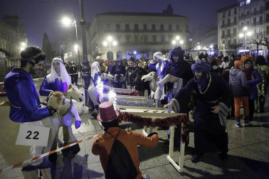 Disfraces y ambiente festivo para recibir el Año Nuevo 2020 en la Plaza del Castillo de Pamplona.
