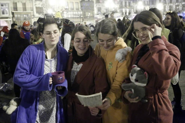 Disfraces y ambiente festivo para recibir el Año Nuevo 2020 en la Plaza del Castillo de Pamplona.