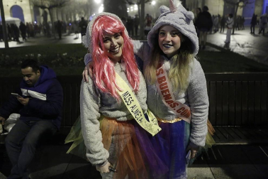 Disfraces y ambiente festivo para recibir el Año Nuevo 2020 en la Plaza del Castillo de Pamplona.