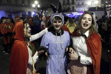 Disfraces y ambiente festivo para recibir el Año Nuevo 2020 en la Plaza del Castillo de Pamplona.