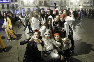 Disfraces y ambiente festivo para recibir el Año Nuevo 2020 en la Plaza del Castillo de Pamplona.