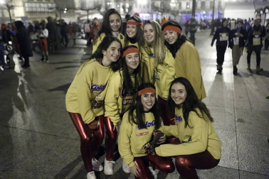 Disfraces y ambiente festivo para recibir el Año Nuevo 2020 en la Plaza del Castillo de Pamplona.