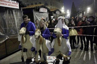 Disfraces y ambiente festivo para recibir el Año Nuevo 2020 en la Plaza del Castillo de Pamplona.