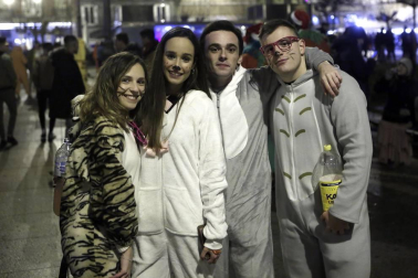 Disfraces y ambiente festivo para recibir el Año Nuevo 2020 en la Plaza del Castillo de Pamplona.