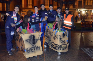 Disfraces y ambiente festivo para recibir el Año Nuevo 2020 en la Plaza del Castillo de Pamplona.