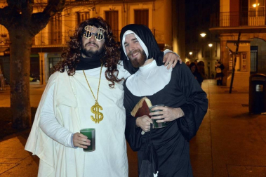 Disfraces y ambiente festivo para recibir el Año Nuevo 2020 en la Plaza del Castillo de Pamplona.