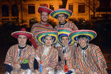 Disfraces y ambiente festivo para recibir el Año Nuevo 2020 en la Plaza del Castillo de Pamplona.