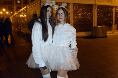 Disfraces y ambiente festivo para recibir el Año Nuevo 2020 en la Plaza del Castillo de Pamplona.