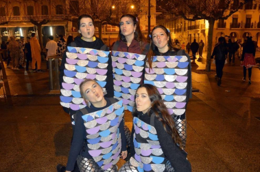 Disfraces y ambiente festivo para recibir el Año Nuevo 2020 en la Plaza del Castillo de Pamplona.