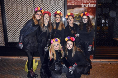 Disfraces y ambiente festivo para recibir el Año Nuevo 2020 en la Plaza del Castillo de Pamplona.