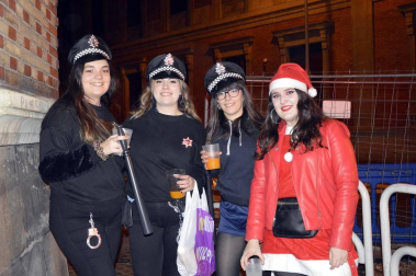 Disfraces y ambiente festivo para recibir el Año Nuevo 2020 en la Plaza del Castillo de Pamplona.