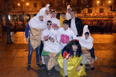 Disfraces y ambiente festivo para recibir el Año Nuevo 2020 en la Plaza del Castillo de Pamplona.