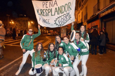 Disfraces y ambiente festivo para recibir el Año Nuevo 2020 en la Plaza del Castillo de Pamplona.