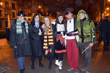 Disfraces y ambiente festivo para recibir el Año Nuevo 2020 en la Plaza del Castillo de Pamplona.