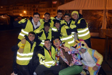 Disfraces y ambiente festivo para recibir el Año Nuevo 2020 en la Plaza del Castillo de Pamplona.
