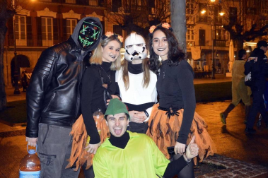 Disfraces y ambiente festivo para recibir el Año Nuevo 2020 en la Plaza del Castillo de Pamplona.