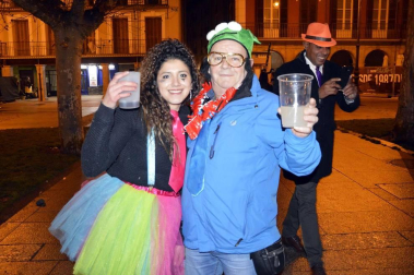 Disfraces y ambiente festivo para recibir el Año Nuevo 2020 en la Plaza del Castillo de Pamplona.
