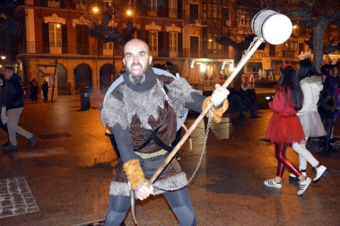 Disfraces y ambiente festivo para recibir el Año Nuevo 2020 en la Plaza del Castillo de Pamplona.