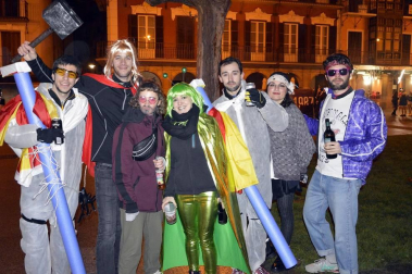 Disfraces y ambiente festivo para recibir el Año Nuevo 2020 en la Plaza del Castillo de Pamplona.