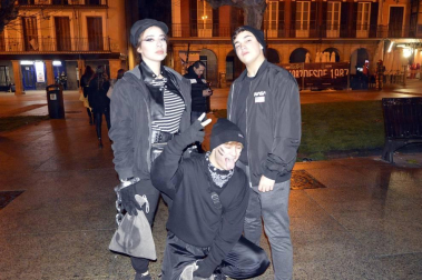 Disfraces y ambiente festivo para recibir el Año Nuevo 2020 en la Plaza del Castillo de Pamplona.