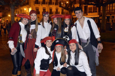 Disfraces y ambiente festivo para recibir el Año Nuevo 2020 en la Plaza del Castillo de Pamplona.