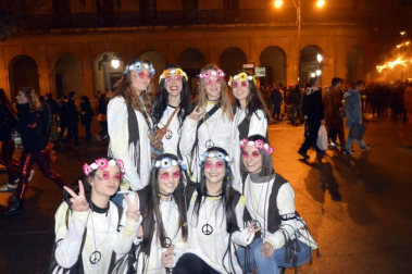 Disfraces y ambiente festivo para recibir el Año Nuevo 2020 en la Plaza del Castillo de Pamplona.