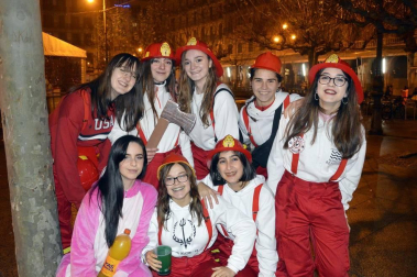 Disfraces y ambiente festivo para recibir el Año Nuevo 2020 en la Plaza del Castillo de Pamplona.