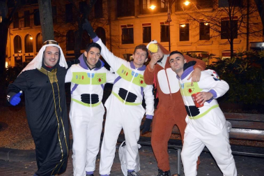 Disfraces y ambiente festivo para recibir el Año Nuevo 2020 en la Plaza del Castillo de Pamplona.