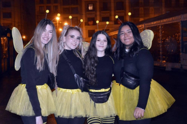 Disfraces y ambiente festivo para recibir el Año Nuevo 2020 en la Plaza del Castillo de Pamplona.