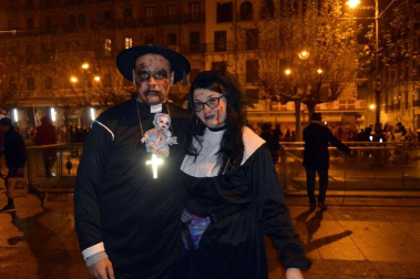 Disfraces y ambiente festivo para recibir el Año Nuevo 2020 en la Plaza del Castillo de Pamplona.