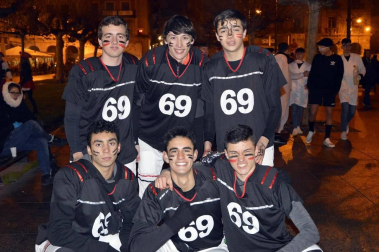 Disfraces y ambiente festivo para recibir el Año Nuevo 2020 en la Plaza del Castillo de Pamplona.