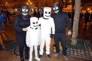 Disfraces y ambiente festivo para recibir el Año Nuevo 2020 en la Plaza del Castillo de Pamplona.