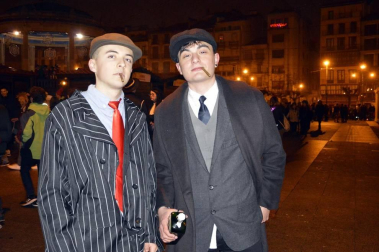 Disfraces y ambiente festivo para recibir el Año Nuevo 2020 en la Plaza del Castillo de Pamplona.