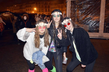 Disfraces y ambiente festivo para recibir el Año Nuevo 2020 en la Plaza del Castillo de Pamplona.