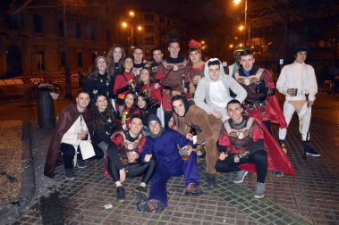 Disfraces y ambiente festivo para recibir el Año Nuevo 2020 en la Plaza del Castillo de Pamplona.